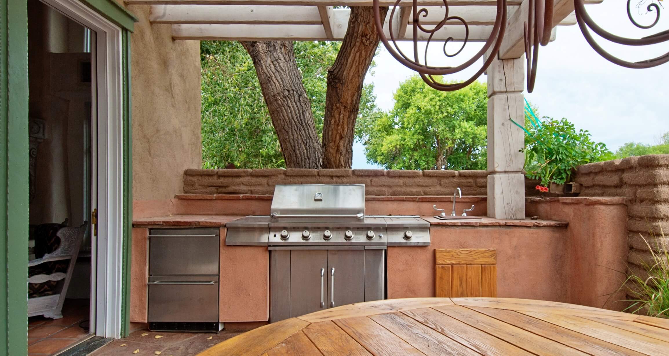 Get Ready For Summer: The Benefits Of Outdoor Kitchens